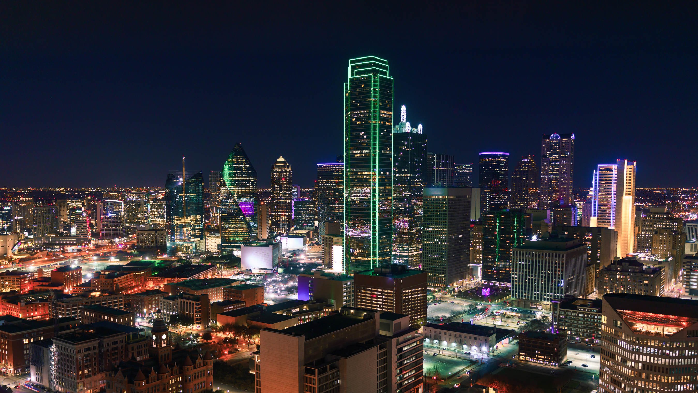 dallas-texas-cityscape-with-skyscrapers-illuminate-ND7RMPE