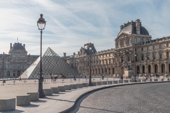 the-louvre-in-paris-the-largest-museum-in-the-worl-FLNT5SM